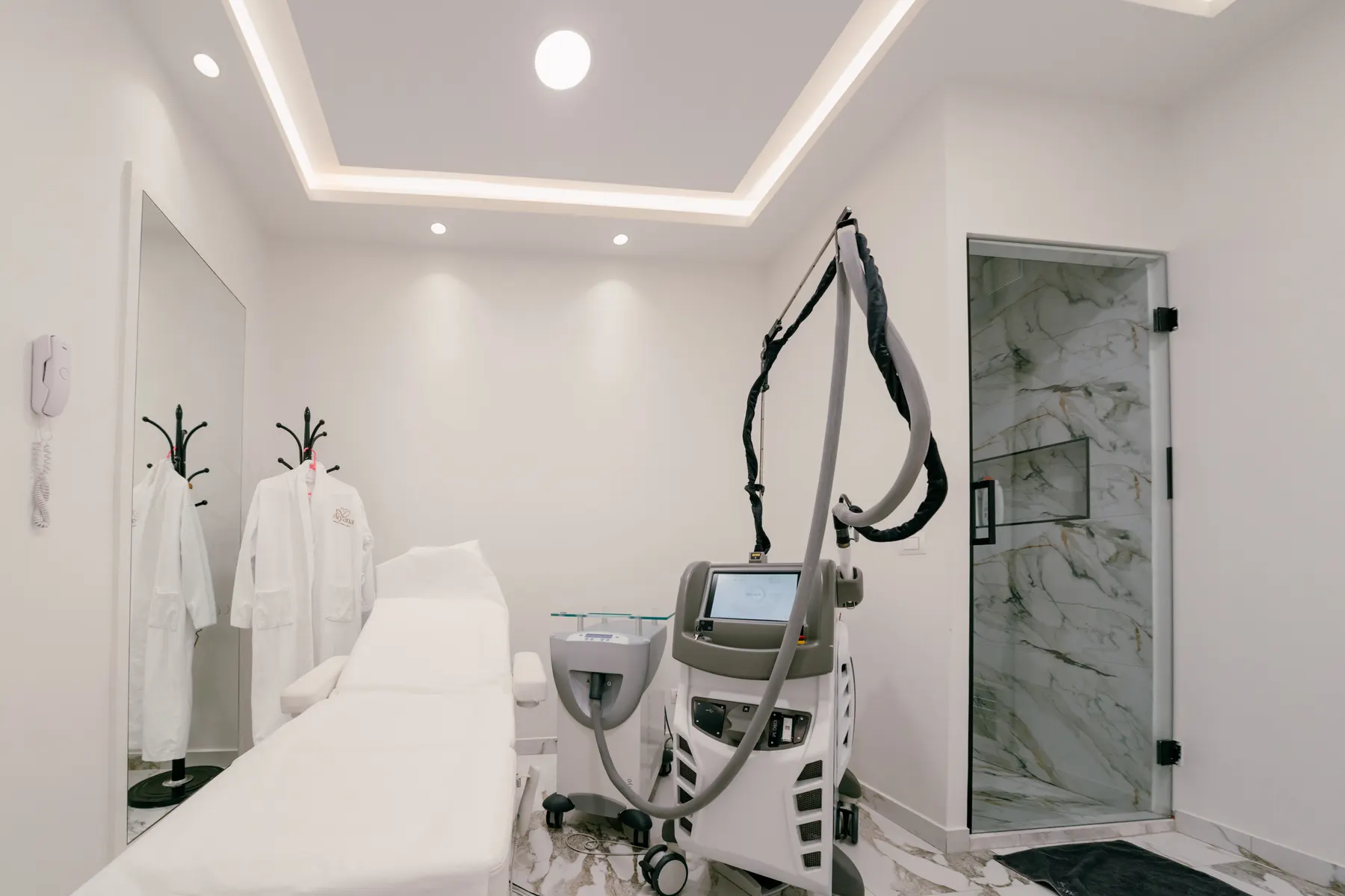 Dhoma e epilimit me lazer në Aiyana Clinic